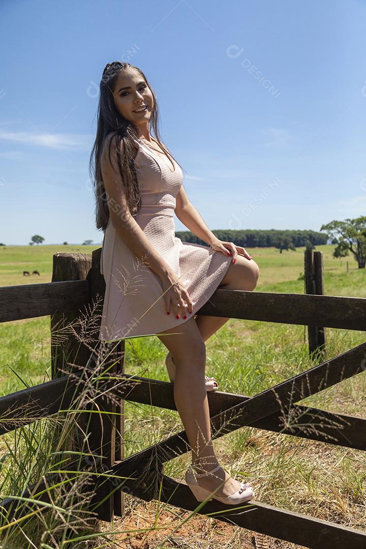 Linda menina morena posando em fotos na natureza