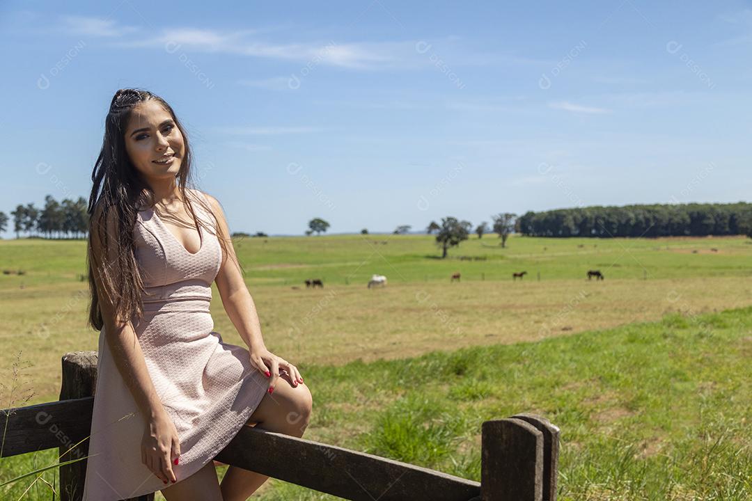 Linda menina morena posando em fotos na natureza