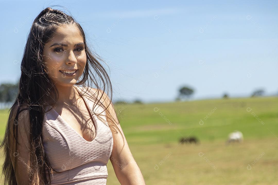 Linda menina morena posando em fotos na natureza