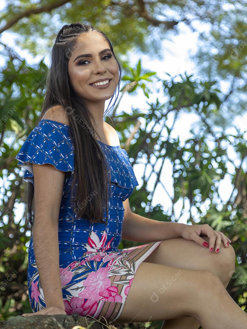 Linda menina morena posando em fotos na natureza