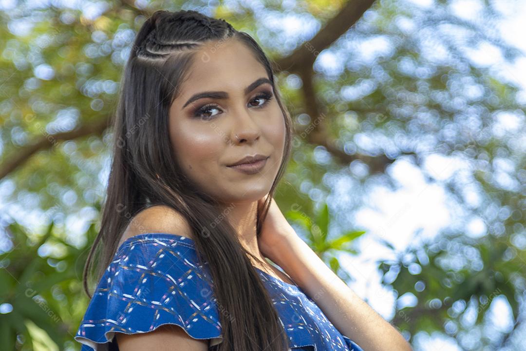 Linda menina morena posando em fotos na natureza