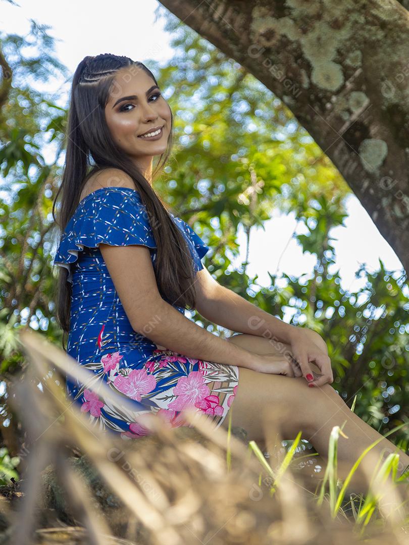 Linda menina morena posando em fotos na natureza