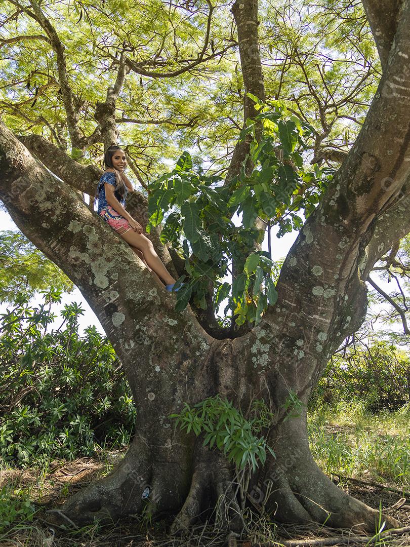 Linda menina morena posando em fotos na natureza