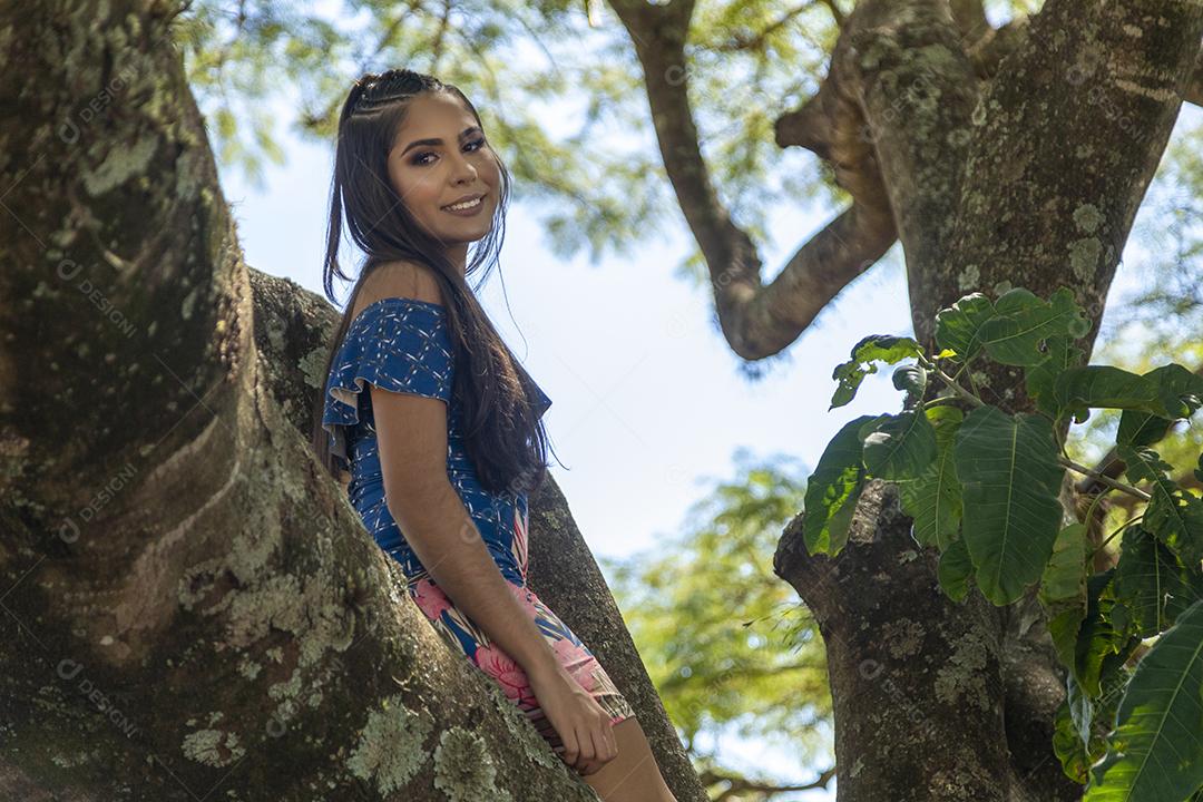 Linda menina morena posando em fotos na natureza