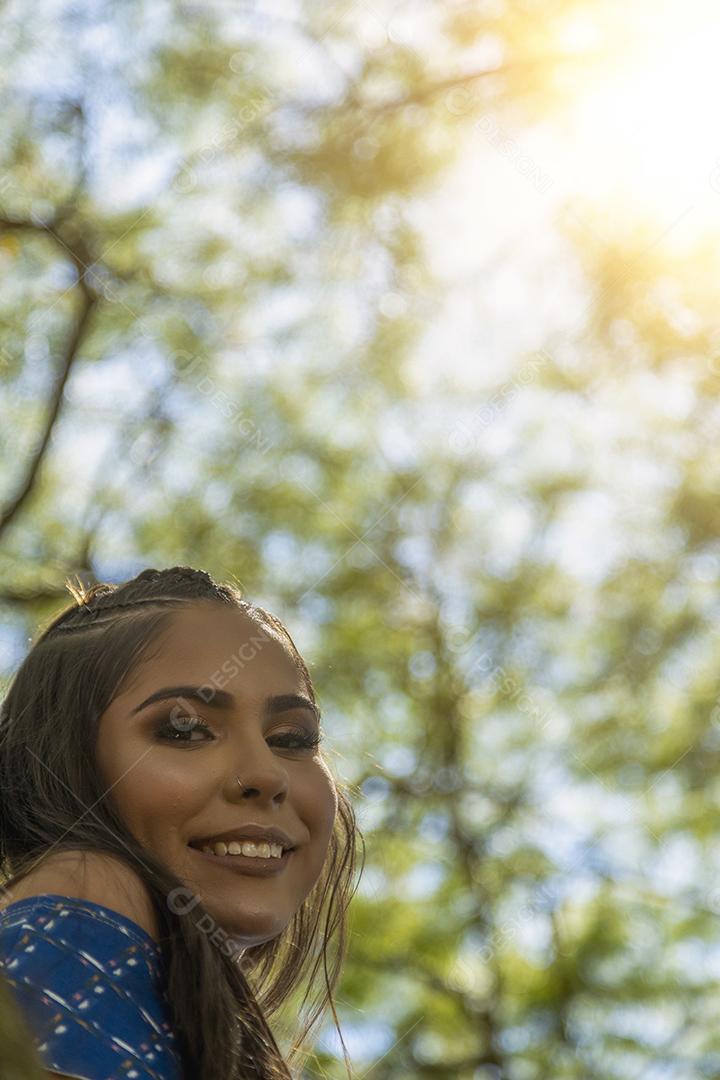 Linda menina morena posando em fotos na naturezac
