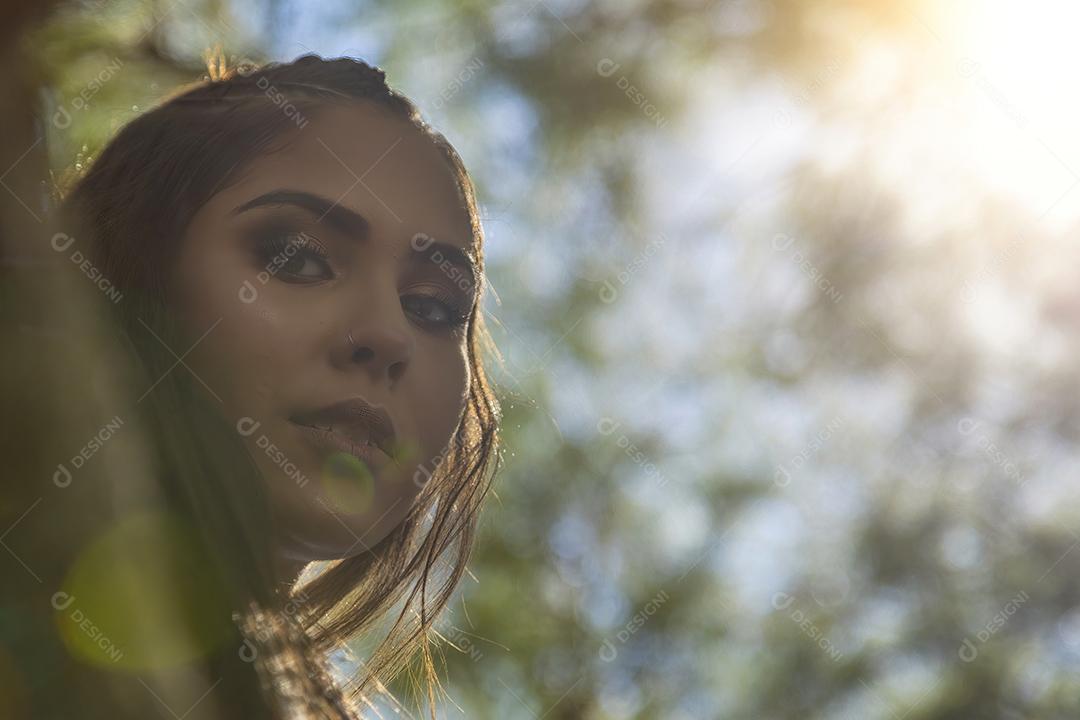 Linda menina morena posando em fotos na natureza