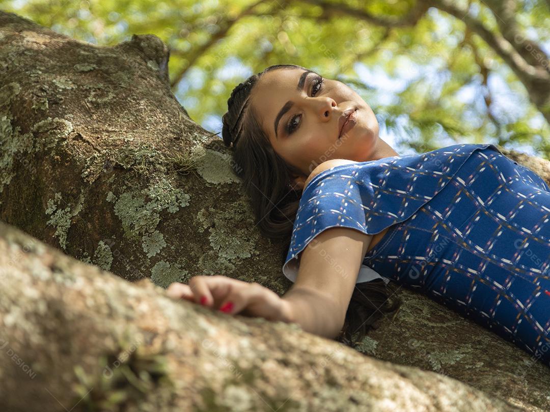 Linda menina morena posando em fotos na natureza