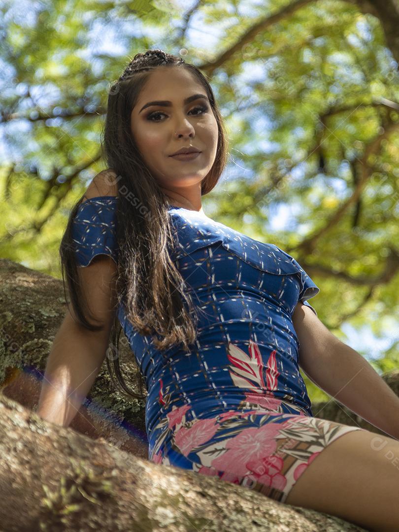 Linda menina morena posando em fotos na natureza