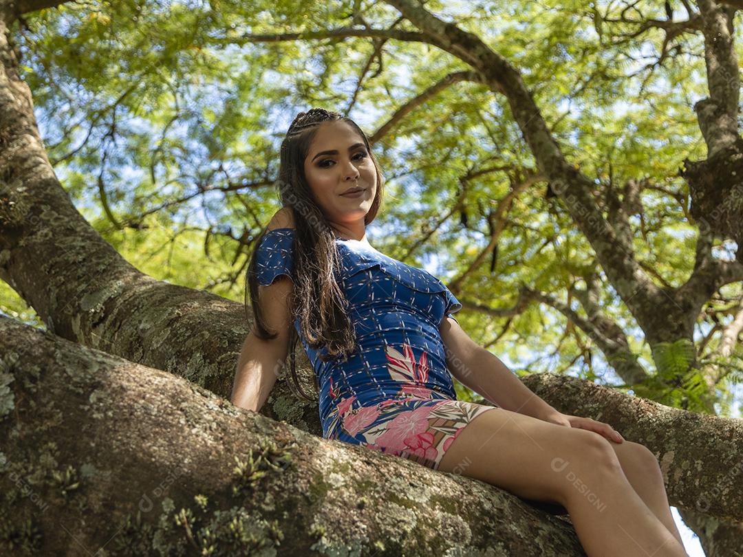 Linda menina morena posando em fotos na natureza
