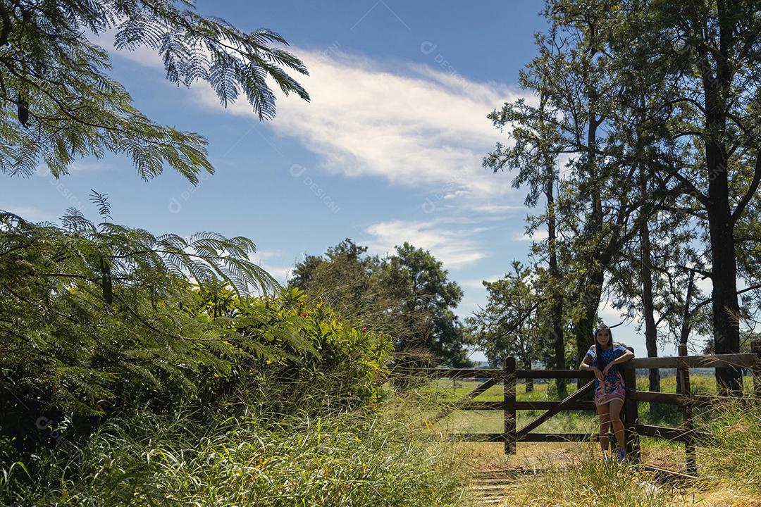 Linda menina morena posando em fotos na natureza