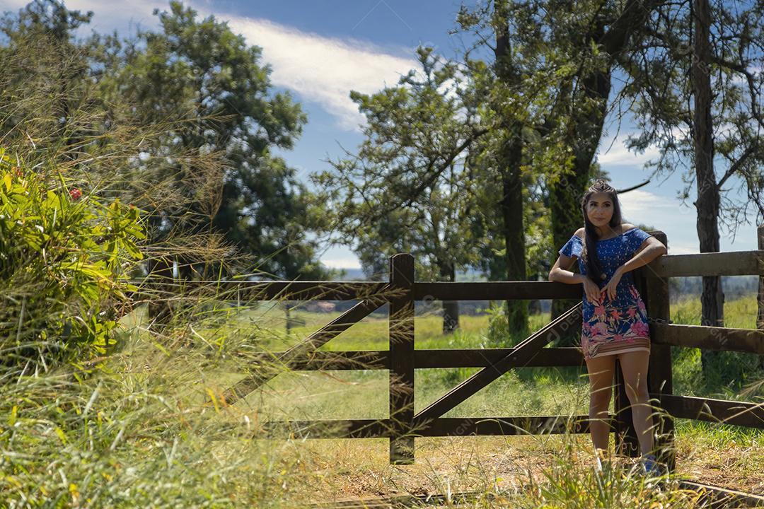 Linda menina morena posando em fotos na natureza