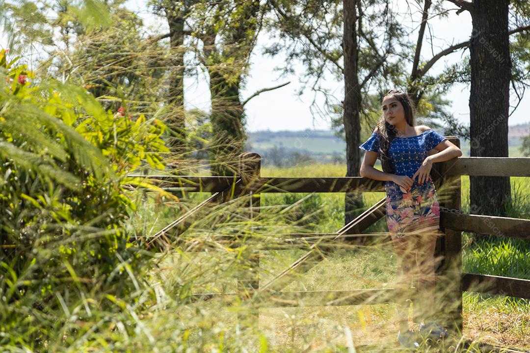 Linda menina morena posando em fotos na natureza