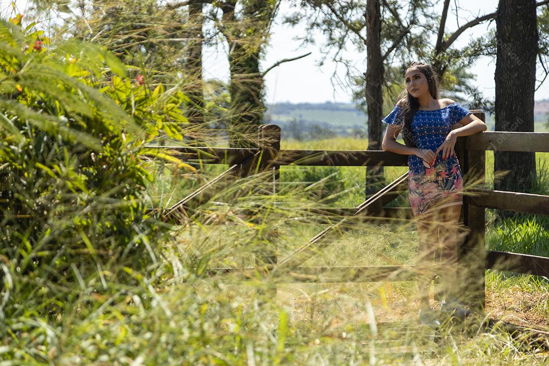 Linda menina morena posando em fotos na natureza