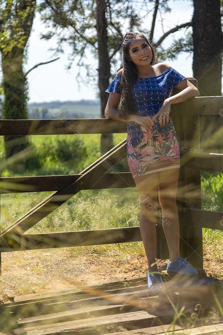 Linda menina morena posando em fotos na natureza