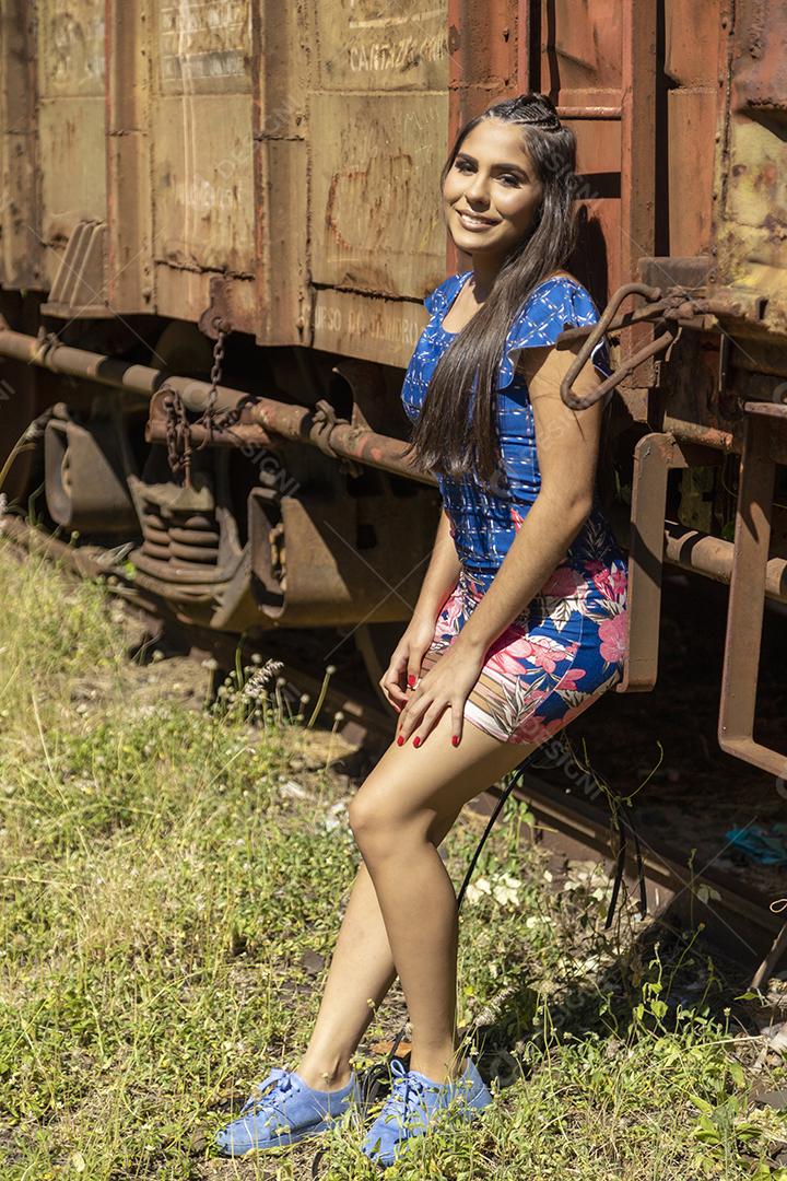 Linda menina morena posando em fotos na natureza