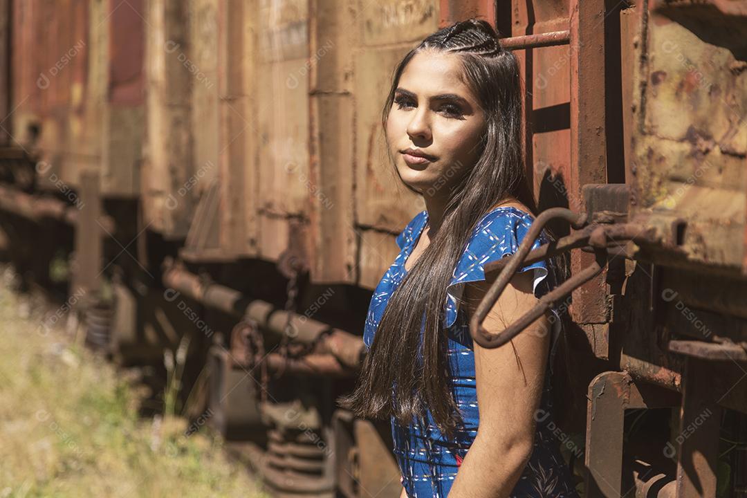 Linda menina morena posando em fotos na natureza