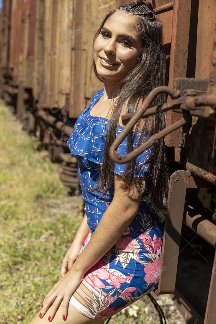 Linda menina morena posando em fotos na natureza