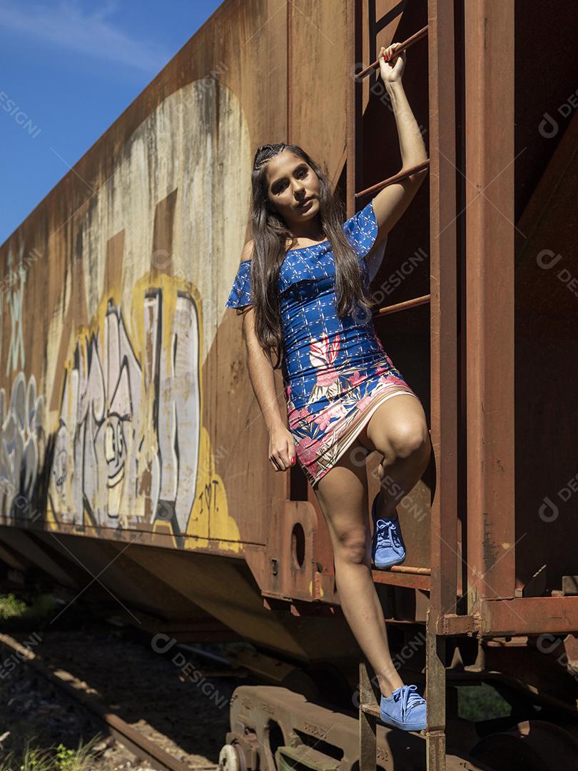 Linda menina morena posando em fotos na natureza