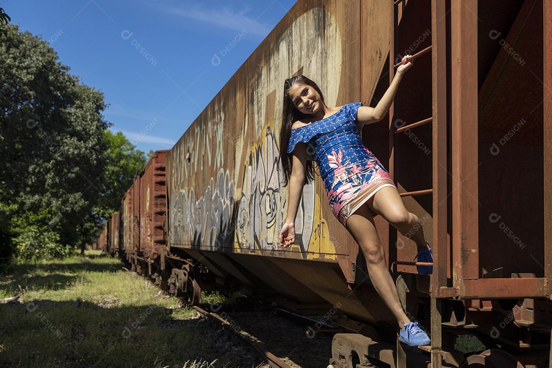 Linda menina morena posando em fotos na natureza