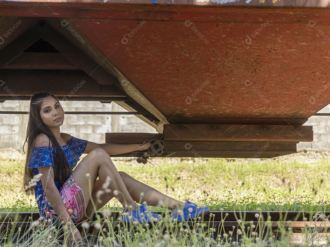 Linda menina morena posando em fotos na natureza