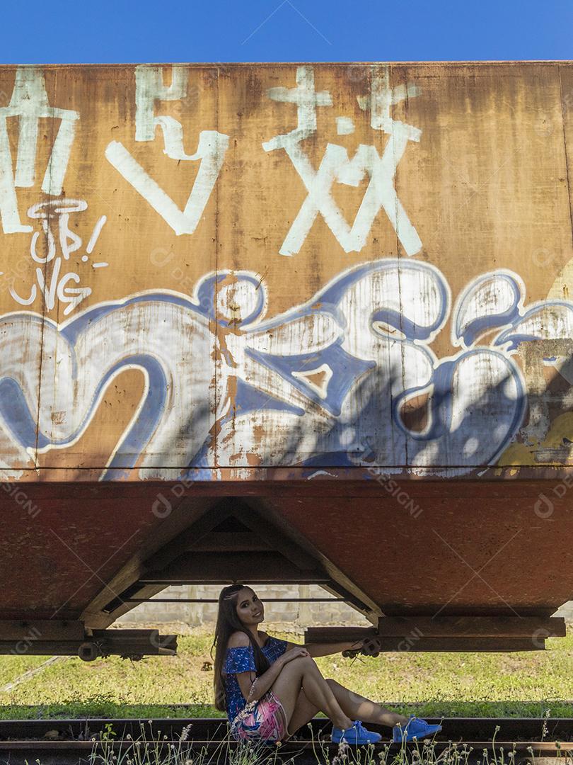 Linda menina morena posando em fotos na natureza