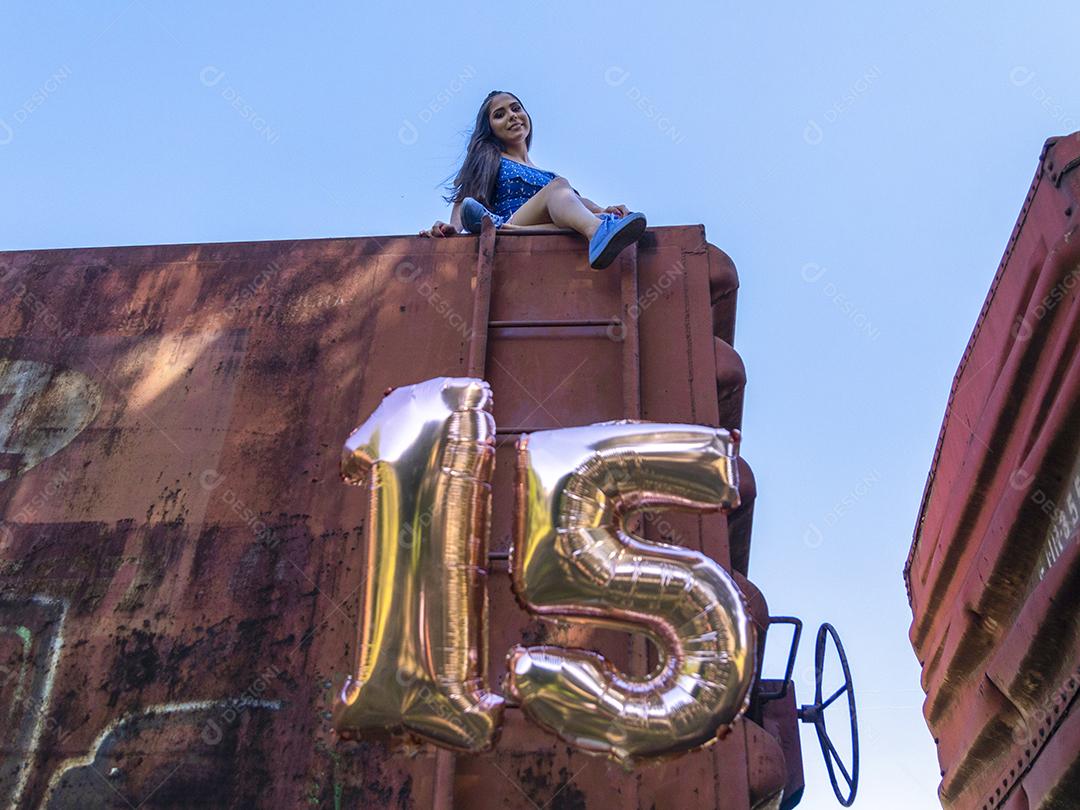 Linda menina morena comemorando 15 anos de vida