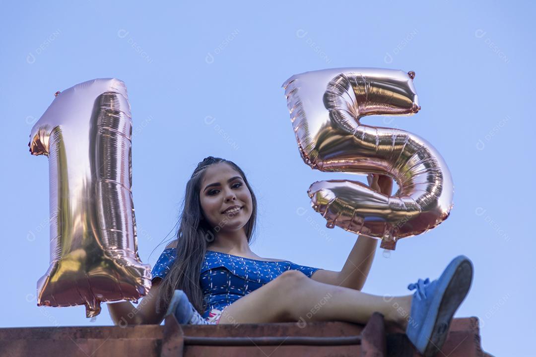 Linda menina morena comemorando 15 anos de vida