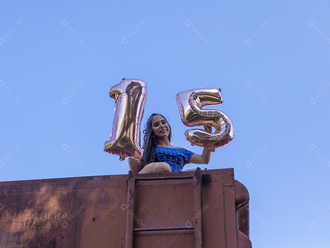 Linda menina morena comemorando 15 anos de vida