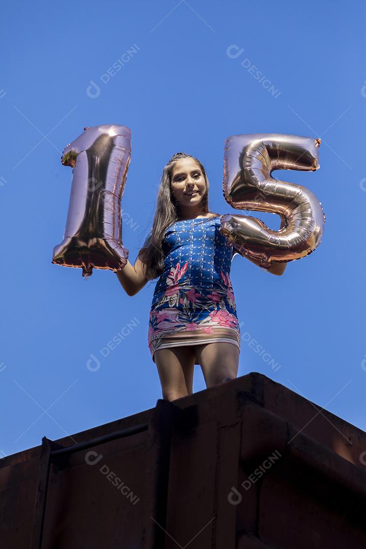 Linda menina morena comemorando 15 anos de vida