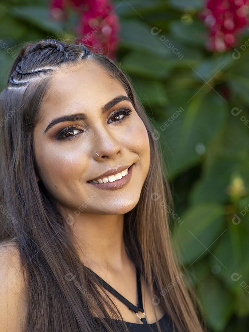 Linda menina morena posando em fotos na natureza