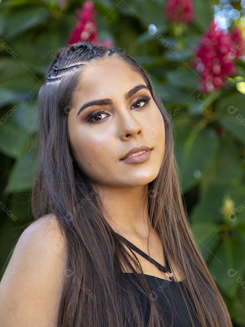 Linda menina morena posando em fotos na natureza