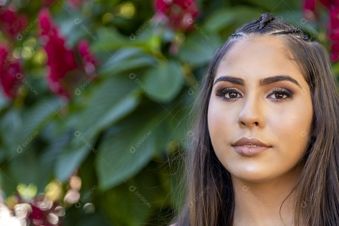 Linda menina morena posando em fotos na natureza