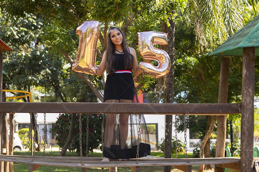 Linda menina morena comemorando 15 anos de vida