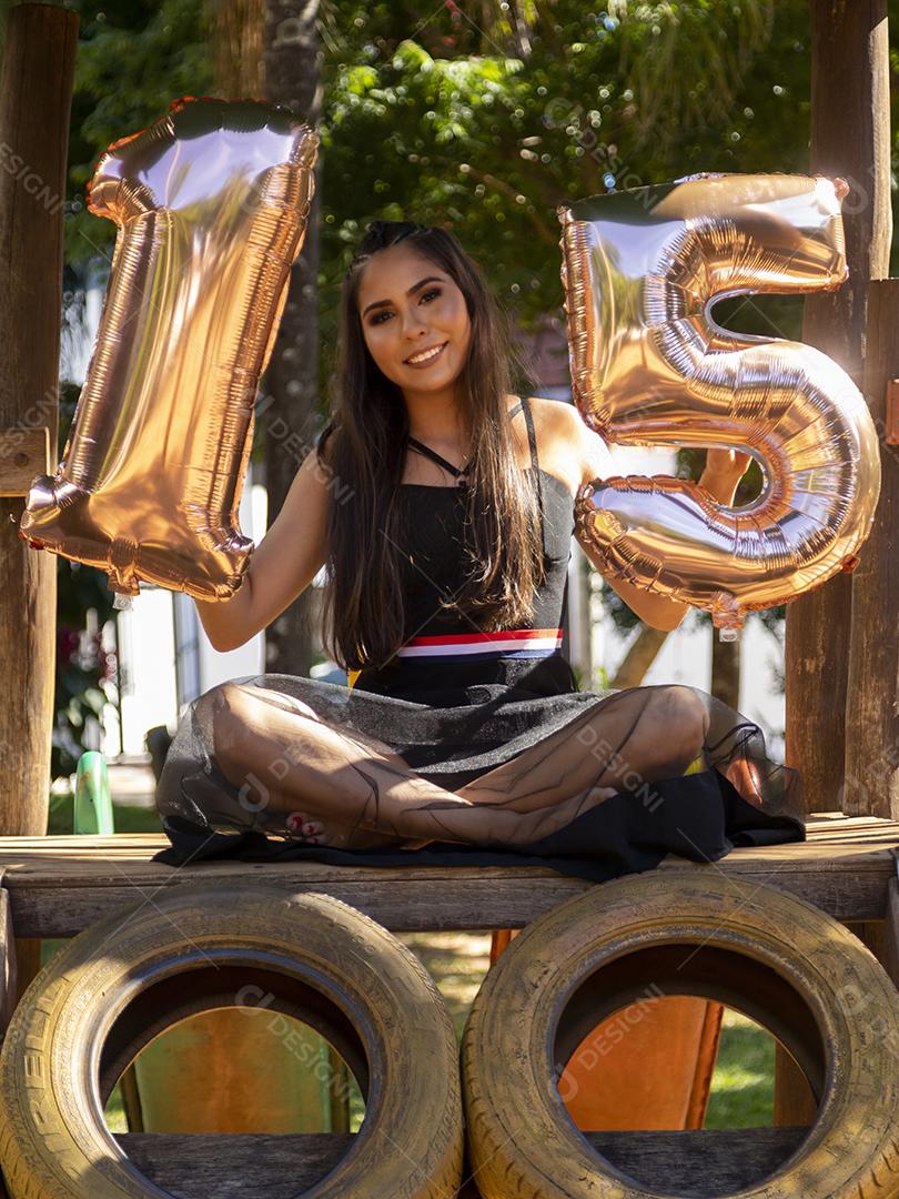 Linda menina morena comemorando 15 anos de vida