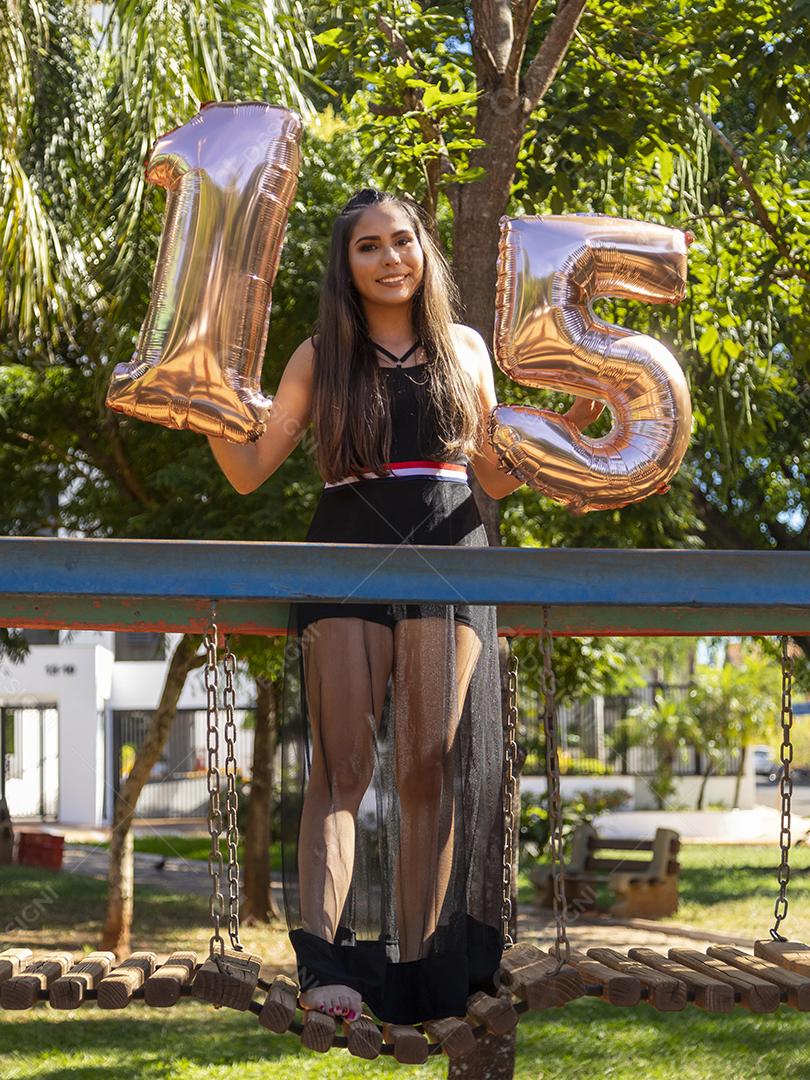 Linda menina morena comemorando 15 anos de vida