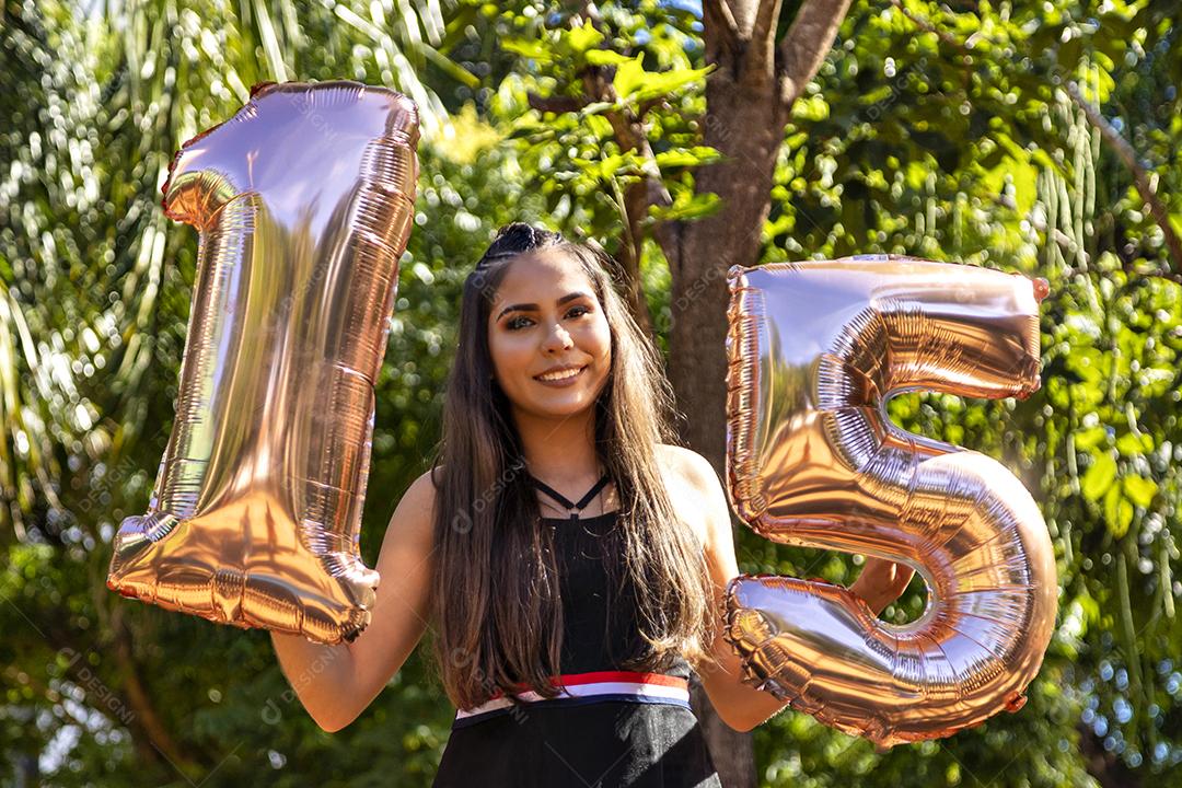 Linda menina morena comemorando 15 anos de vida