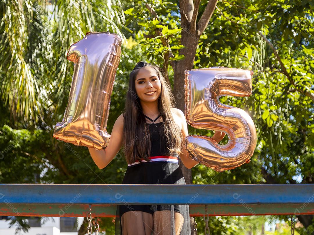 Linda menina morena comemorando 15 anos de vida
