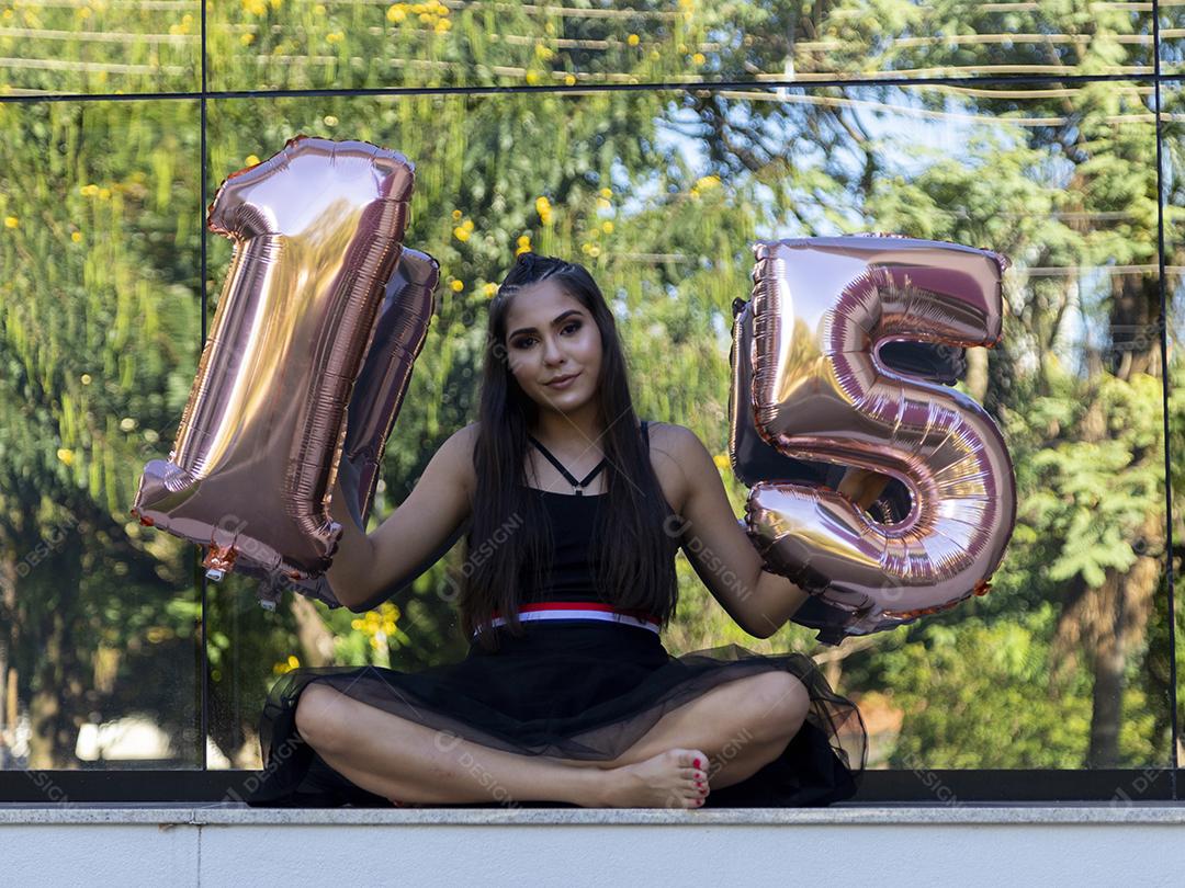Linda menina morena comemorando 15 anos de vida, debutante