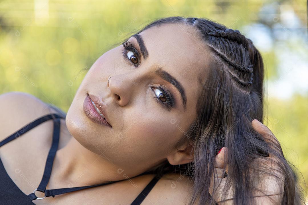 Linda menina morena posando em fotos na natureza