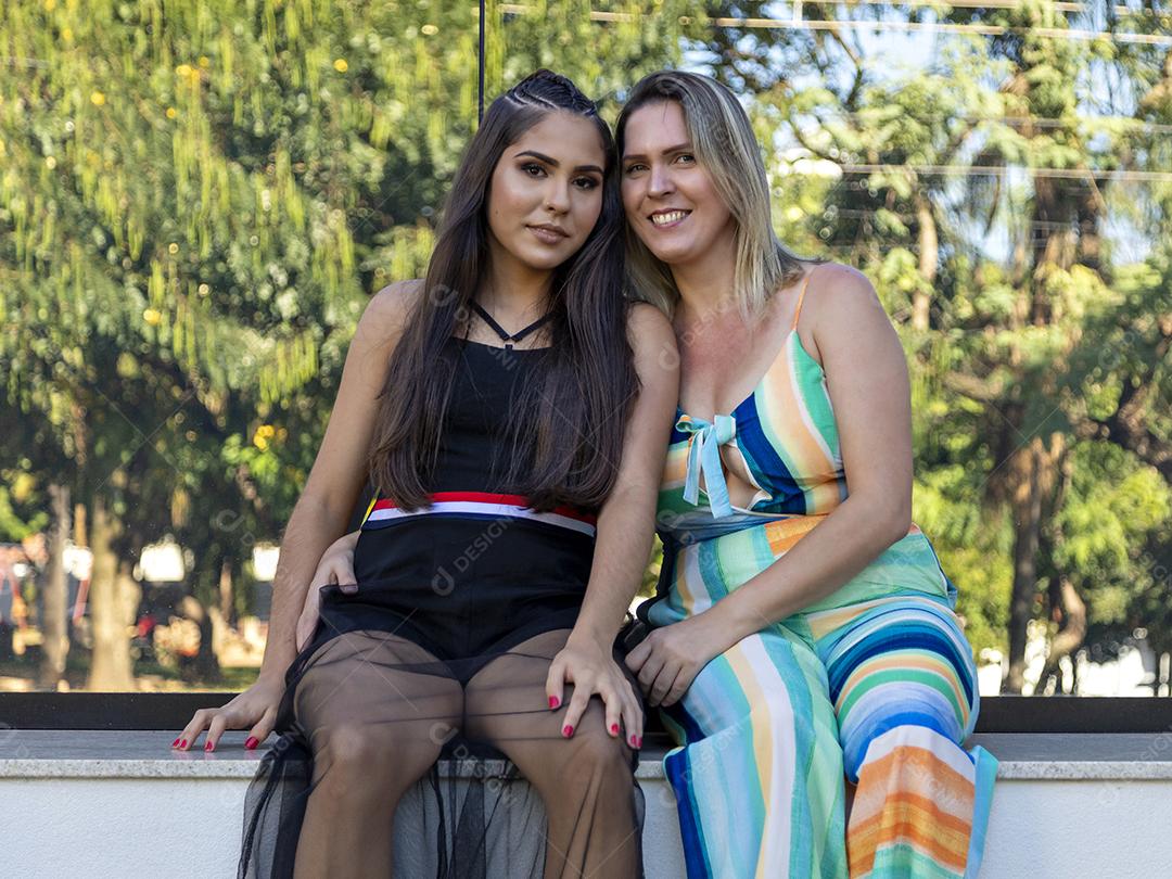 Linda meninas morena posando em fotos na natureza