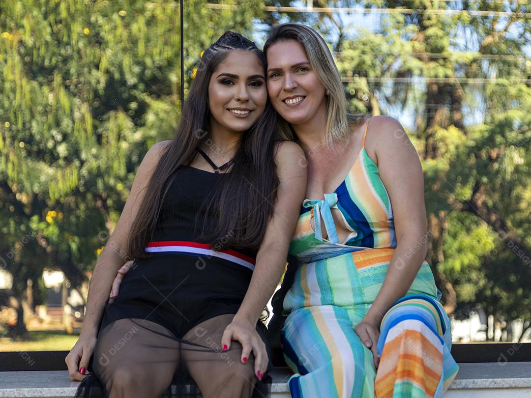 Linda meninas morena posando em fotos na natureza