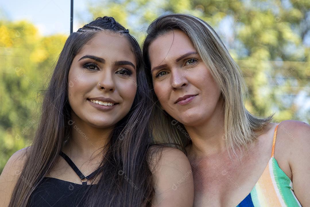 Linda meninas morena posando em fotos na natureza