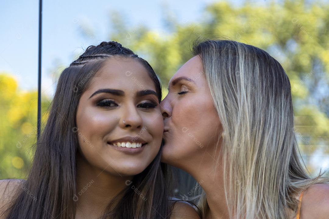 Linda meninas morena posando em fotos na natureza