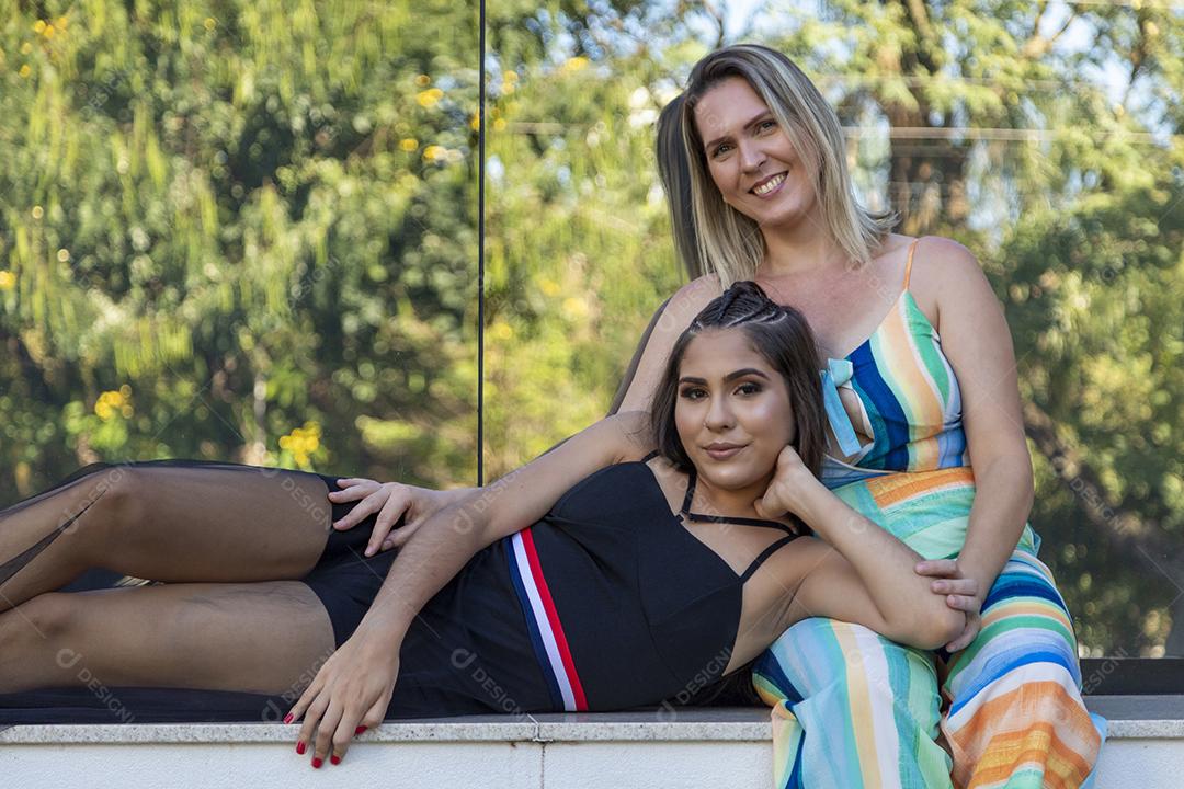 Linda meninas morena posando em fotos na natureza