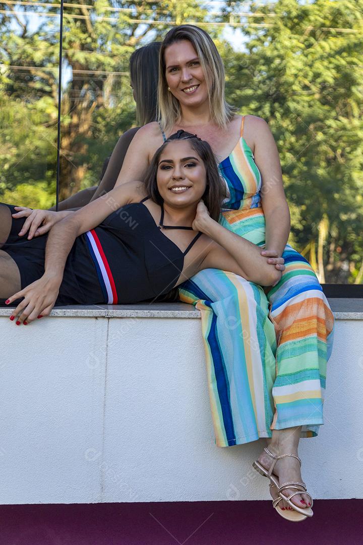 Linda meninas morena posando em fotos na natureza