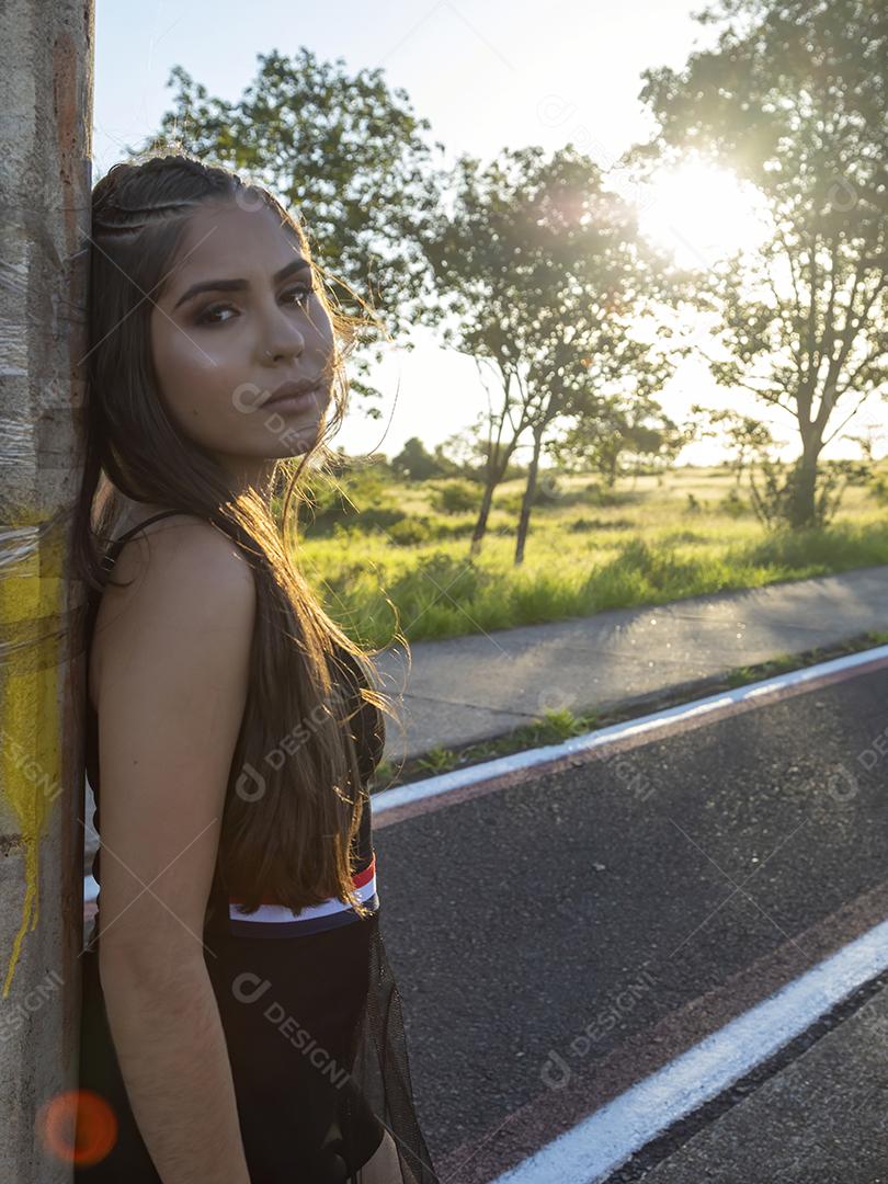 Linda menina morena posando em fotos na natureza