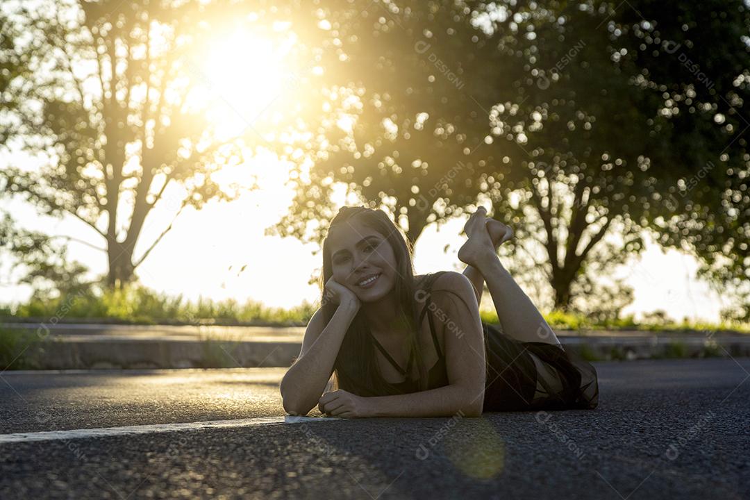 Linda menina morena posando em fotos na natureza