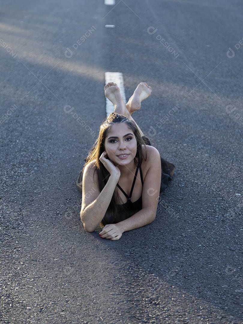 Linda menina morena posando em fotos na natureza