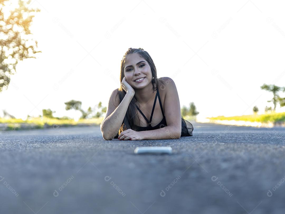 Linda menina morena posando em fotos na natureza