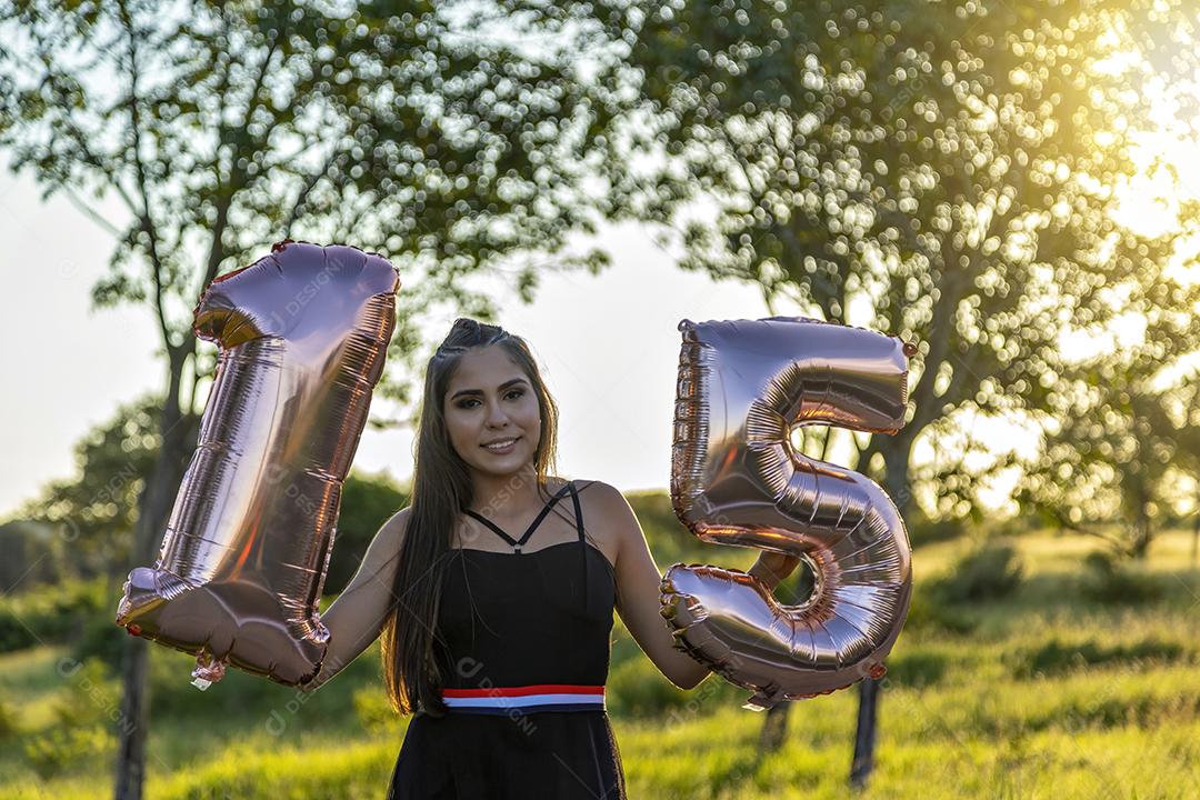 Linda menina morena comemorando 15 anos de vida